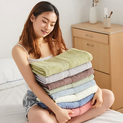 パーソナライズ可能な豪華 ダークプレイド バスタオル 70*140cm シンプルでモダンなデザイン