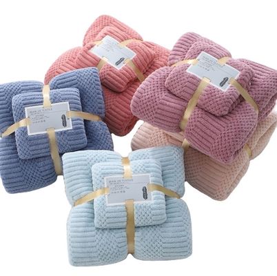 厚くて柔らかい サンゴ毛浴巾セット すべての年齢のための完璧な 吉祥なグリッドデザイン