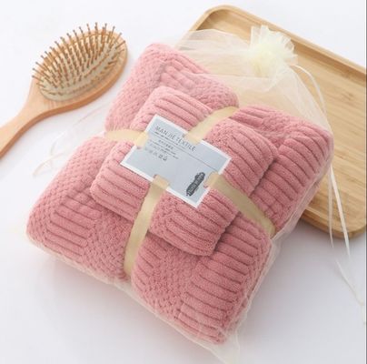 厚くて柔らかい サンゴ毛浴巾セット すべての年齢のための完璧な 吉祥なグリッドデザイン
