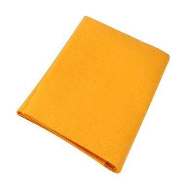 持続可能 な 超 吸収 剤 の オレンジ 乾燥 巾 を 用い て キッチン を 簡単 に 掃除 する