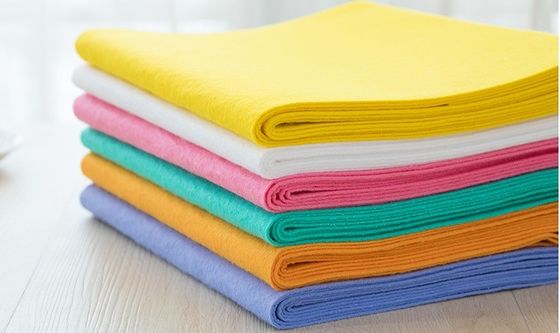 持続可能 な 超 吸収 剤 の オレンジ 乾燥 巾 を 用い て キッチン を 簡単 に 掃除 する